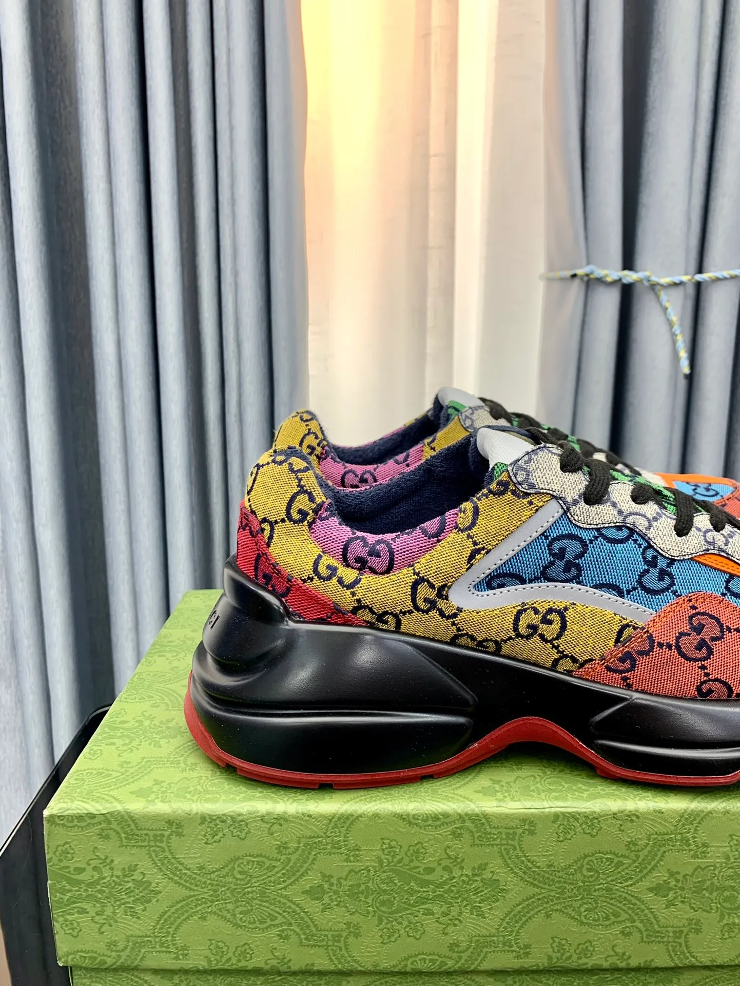 👟👟Ex-factory price 480👟👟 Gucci dad shoes for couples, distressed leather horn-shaped retro jogging shoes. The Balenciaga grandpa trend has subsided, ushering in GUCCI dad shoes, the trend leader in the fashion industry. The original shoes are molded and the original last is made by the Italian handmade foundry! [Gucci original dad shoes] Original surface: imported calfskin! Lining: Grade A hybrid lambskin! Outsole: The highest restoration sole. TPU material plus wear-resistant foam (anti-wear cushioning) ivory leather has been processed with an old-fashioned effect. The sole is 5cm high! The comfort level is excellent, killing all high-end versions on the market! Original logo outsole! 👣Size: Women’s size 35-40. Men's size 38-45. Women's heel with 🈚️logo! Men's heel with 🈶️logo!